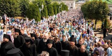 Московська церква продемонструвала, скількох своїх прихильників в час війни вона зуміла зібрати в Почаєві: кадри приголомшують (ФОТО, ВІДЕО)