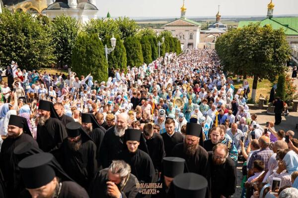 Московська церква продемонструвала, скількох своїх прихильників в час війни вона зуміла зібрати в Почаєві: кадри приголомшують (ФОТО, ВІДЕО)