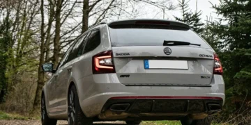Автомобіль з накладеним юридичним арештом на подвір'ї
