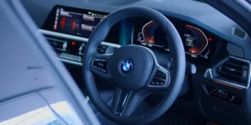 Автомобіль з прямоточною вихлопною системою на дорозі