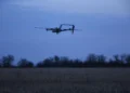 Безпілотник у нічному небі над Балтією