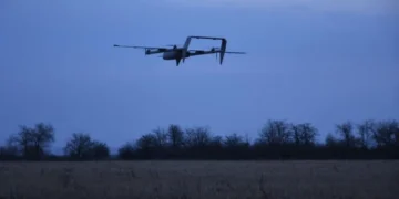 Безпілотник у нічному небі над Балтією