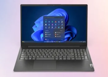 Бюджетний ноутбук з логотипом Lenovo на кришці