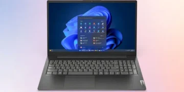 Бюджетний ноутбук з логотипом Lenovo на кришці