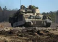 Бойова машина піхоти Bradley на полігоні