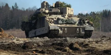 Бойова машина піхоти Bradley на полігоні