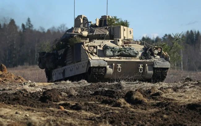 Бойова машина піхоти Bradley на полігоні
