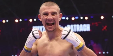 Боксер святкує перемогу на рингу у Львові