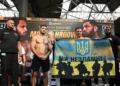 Боксер тримає прапор України на зважуванні