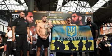Боксер тримає прапор України на зважуванні
