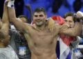 Боксер завдає нокаутуючого удару на рингу