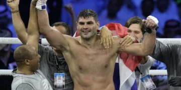 Боксер завдає нокаутуючого удару на рингу