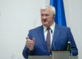 Будівля Європейської комісії в Брюсселі на тлі прапорів
