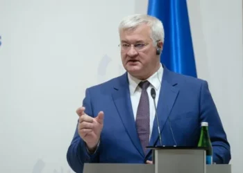 Будівля Європейської комісії в Брюсселі на тлі прапорів