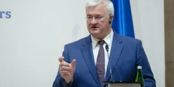 Будівля Європейської комісії в Брюсселі на тлі прапорів