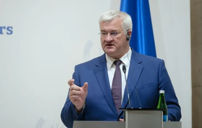 Будівля Європейської комісії в Брюсселі на тлі прапорів