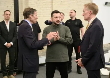 Будівля Капітолію США на тлі прапора