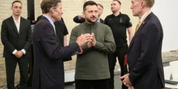 Будівля Капітолію США на тлі прапора