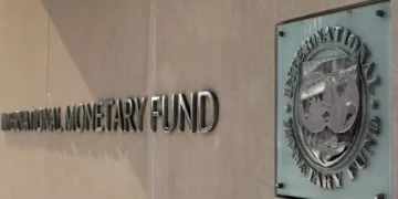 Будівля Міністерства фінансів України на тлі прапора