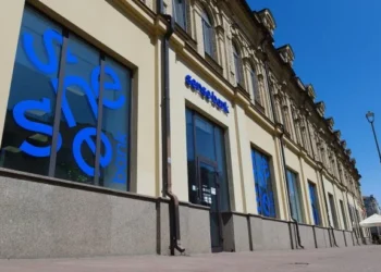 Будівля Національного банку України вдень