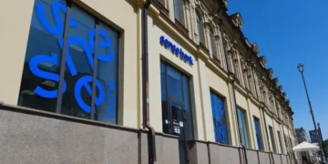 Будівля Національного банку України вдень