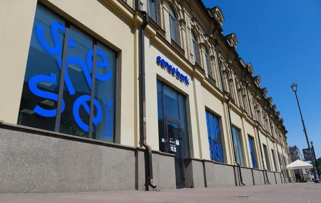 Будівля Національного банку України вдень