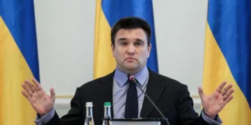 Будівля розвідувального відомства США на тлі прапора