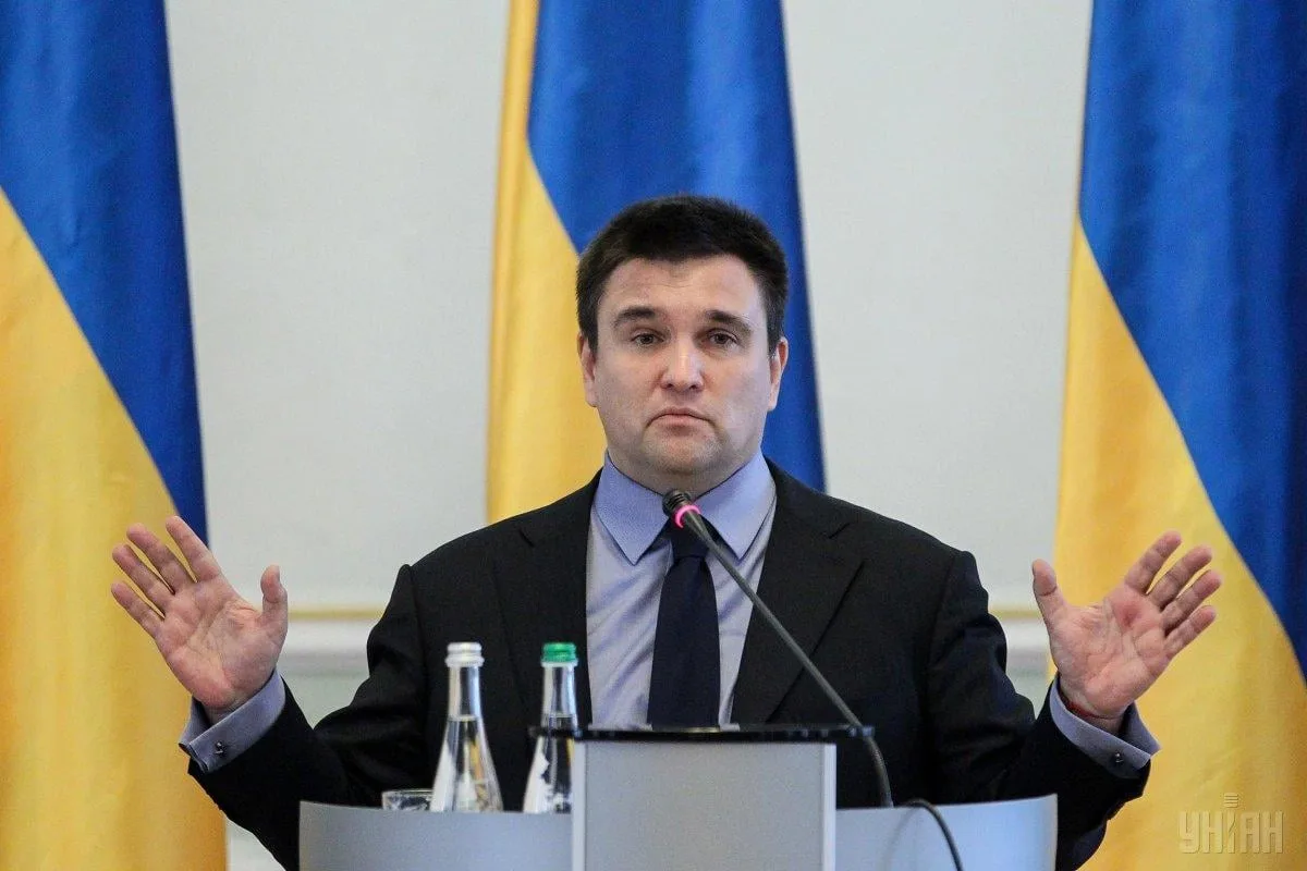 Будівля розвідувального відомства США на тлі прапора
