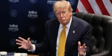 Будівля Сенату США на тлі прапора