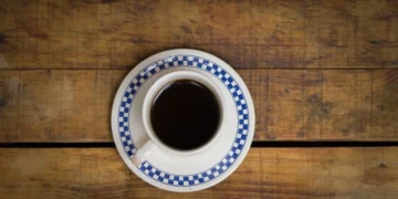 Чашка кави на столі вранці