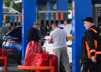Черга автомобілів на заправці в Росії