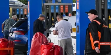 Черга автомобілів на заправці в Росії