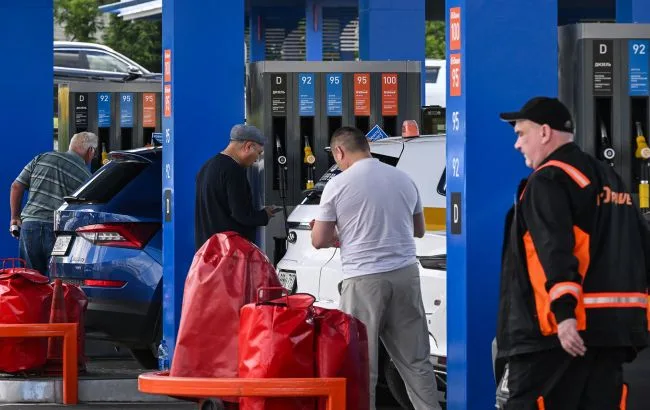 Черга автомобілів на заправці в Росії