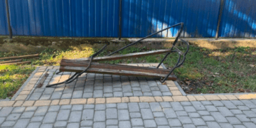 На Прикарпатті вандали пошкодили лавку у сквері, облаштованому для відпочинку людей