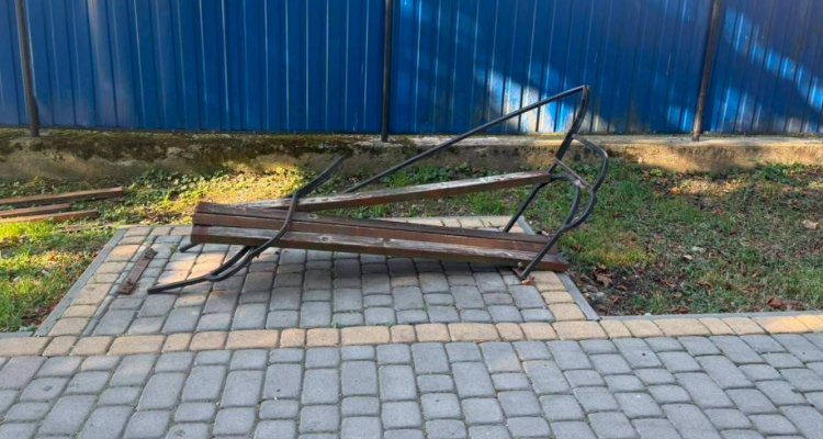 На Прикарпатті вандали пошкодили лавку у сквері, облаштованому для відпочинку людей