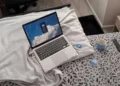 Два ноутбуки з'єднані кабелем Thunderbolt