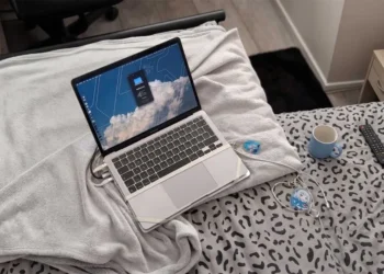 Два ноутбуки з'єднані кабелем Thunderbolt