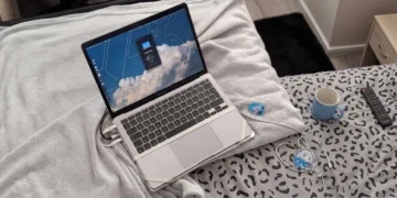 Два ноутбуки з'єднані кабелем Thunderbolt