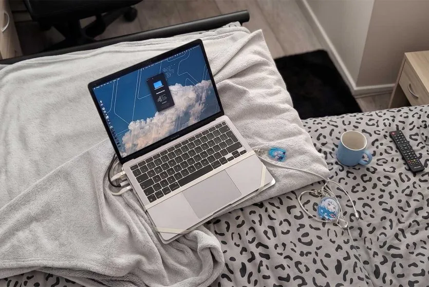 Два ноутбуки з'єднані кабелем Thunderbolt