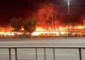 Дим над торговельним центром у окупованому місті