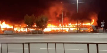 Дим над торговельним центром у окупованому місті