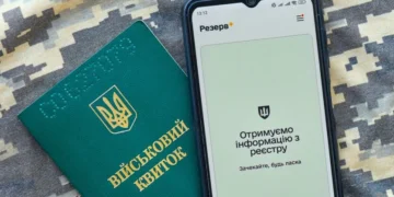 Екран застосунку з військовим сповіщенням на смартфоні