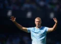 Форвард з коротко підстриженим волоссям на полі