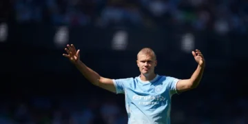Форвард з коротко підстриженим волоссям на полі