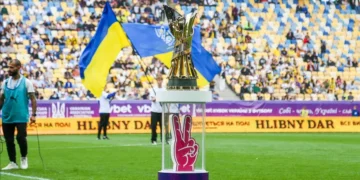 Футбольний м'яч на полі стадіону