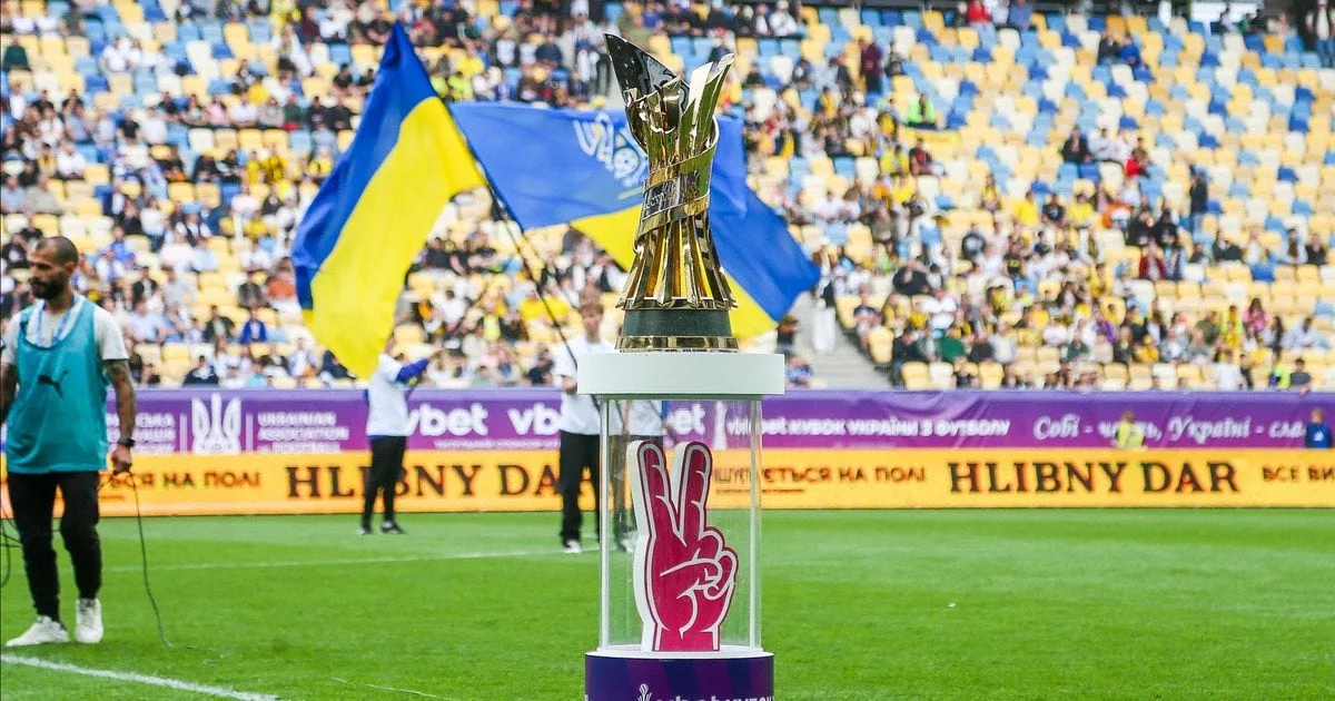 Футбольний м'яч на полі стадіону