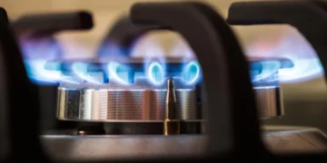Газові вежі на родовищі в Ірані