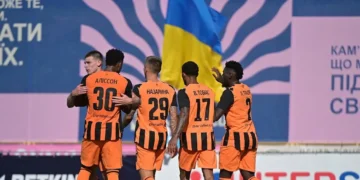 Гравці Шахтаря на футбольному полі під час матчу