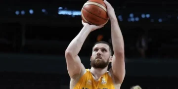 Гравці збірної України в атаці під кошиком суперника