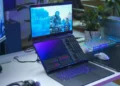 Ігровий ноутбук з двома OLED-дисплеями відкритий